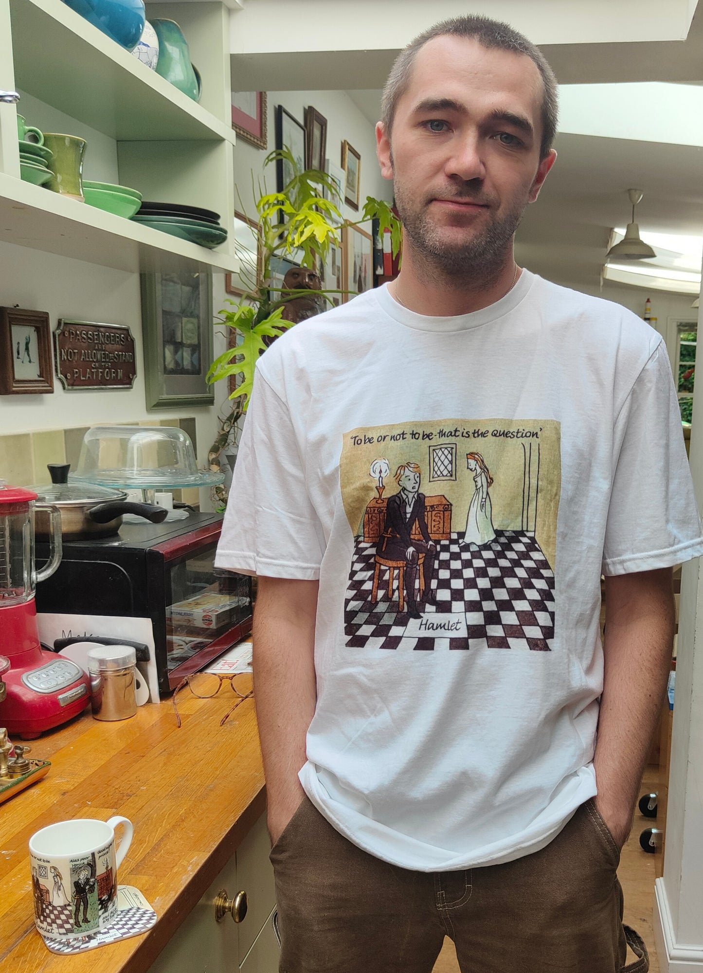 Hamlet to be or not to be t-shirt
